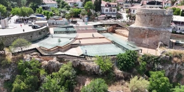 Tarihi Hıdırlık Kulesi'nde Modanın Büyülü Gecesi: Cihan Nacar Defilesi